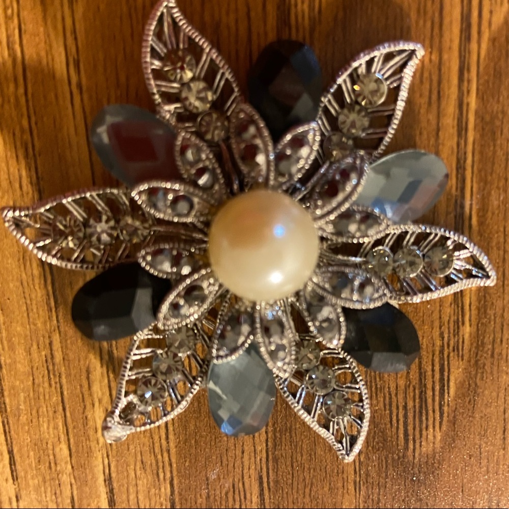 Premier Designs Pearls Nightout  brooch/pendant
